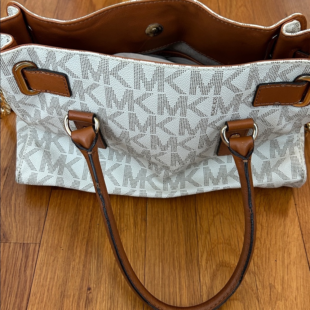 Michael Kors White and Tan Shoulder Bag - Picture 4 of 7